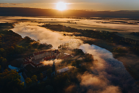白俄罗斯Nesvizh城堡的Arial视图 黎明图片