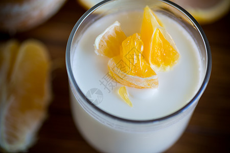 一杯杯子里有橙子的自制甜酸奶婴儿饮食甜点乡村食品桌子水果乳制品细菌奶制品图片