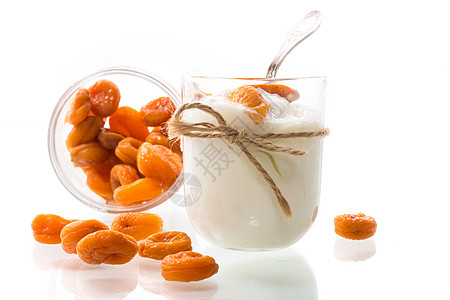 一杯有干杏子的杯子里自制甜酸奶饮食玻璃水果营养食物乡村婴儿产品甜点细菌图片