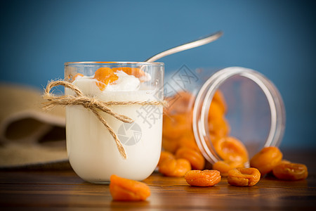 青海老酸奶一杯有干杏子的杯子里自制甜酸奶产品早餐细菌甜点玻璃桌子饮食小吃牛奶营养背景
