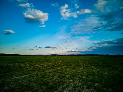 美丽的乡村景观 绿色的农业田地和深蓝的天空 白云笼罩着图片
