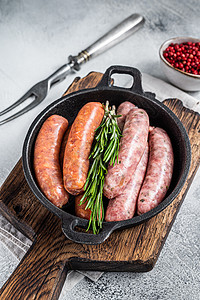 香肠 Chorizo和Bratwurst 配有香料的罗根香肠组装在一个带迷迭香的锅里 白色背景 顶端视图屠夫猪肉酒吧红色食物羊肉图片