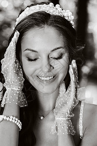 一位穿着白色裙子的优雅新娘 在公园的瀑布上戴着花束的手套 享受着大自然 穿着婚纱和手套的模特在森林里 白俄罗斯石头婚姻旅行女士若图片