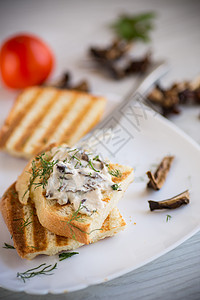 炸面包面包和奶酪 在木制桌上的煮干蘑菇桌子小屋盘子油炸饮食美食营养草本植物传播木头图片