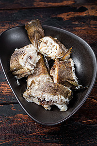 盘子里的烤鳕白鱼 深木木背景 顶部视图美食白鱼海鲜白色油炸营养食物鱼片黑色烧烤图片
