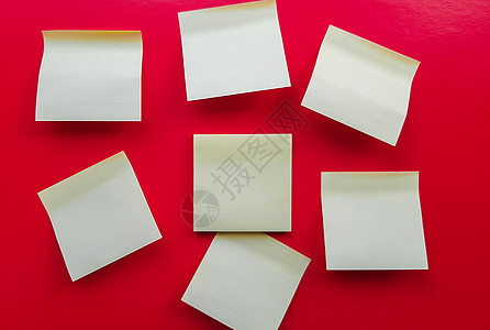 红色背景上的空白黄色粘滞便笺 业务工作理念 红墙上的黄色纪念贴纸 布局图片