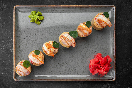 配有煎蛋 虾和螃蟹棒的寿司卷螃蟹午餐海藻种子海鲜食物美食鳗鱼盘子文化图片
