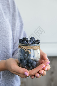 女人拿着装有冷冻蓝莓水果的碗 收获的概念 收集浆果的女性手 健康饮食理念 为冬天储备浆果 素食 vegan food女士义者园艺图片