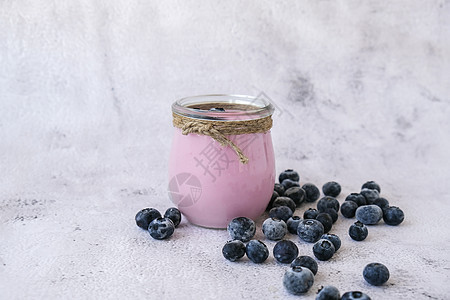 桌上放着酸奶和蓝莓的碗 蓝莓酸奶配新鲜蓝莓 健康的早餐 超级食物健康吃素食素食乳制品奶油水果营养叶子健康饮食牛奶浆果排毒饮食图片