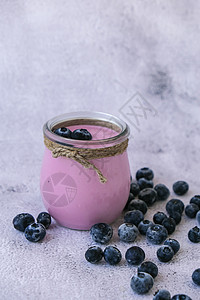 桌上放着酸奶和蓝莓的碗 蓝莓酸奶配新鲜蓝莓 健康的早餐 超级食物健康吃素食素食玻璃牛奶奶制品饮食水果乳制品营养甜点产品勺子图片