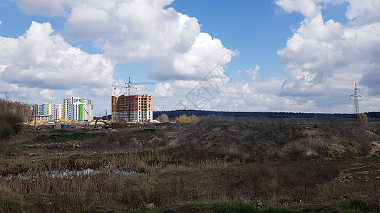 在阳光明媚的日子里 现场快照和多层公寓高层住宅楼的建设开始了 新住宅区的建设工作图片