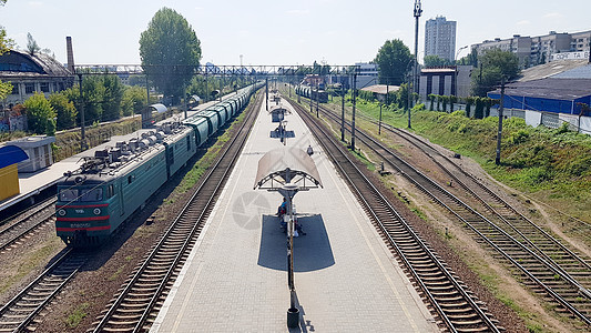乌克兰 基辅 - 2019 年 6 月 16 日 有火车的车站 白天 火车停在火车站等候乘客 全景 从桥上看图片