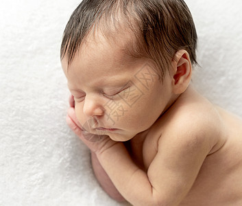 新生儿在肚子上睡觉蓝色皮肤冒充婴儿眼睛儿子女孩身体孩子男生图片