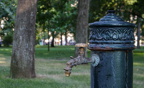 夏天公园里的水井 抽水系统 漂亮的金属青铜水龙头的特写和侧视图旧铁户外水龙头的一部分 点击矿泉水泵房起重机喷泉饮用水晴天建筑学来图片