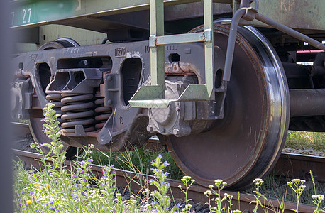 带轮子和弹簧的马车底盘 旅客列车 货运列车 工业铁路车轮特写图片
