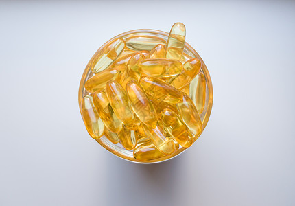 玻璃板上的鱼油胶囊 很多在白色背景上的维生素欧米茄 3 特写 顶视图 高分辨率产品 体内新陈代谢 钙的身体 快速减肥的方法卫生胶图片