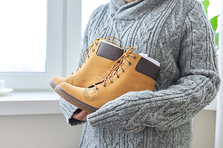 秋装尚新新来的女性在女性手中的冬季秋季靴子上穿棕色防水远足店铺秋装时装蕾丝女士鞋类皮革购物待售旅行背景