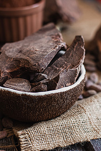 旧木背景上不加糖的烤块巧克力 可可粉 可可脂和可可豆味道香气巧克力美食勺子热带甜点宏观地面粮食图片