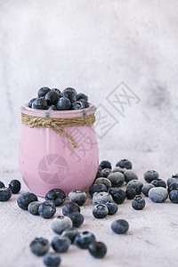 桌上放着酸奶和蓝莓的碗 蓝莓酸奶配新鲜蓝莓 健康的早餐 超级食物健康吃素食素食饮食小吃烹饪乳制品玻璃勺子牛奶营养奶制品美食图片