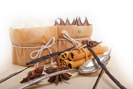 巧克力香草和辣椒奶油蛋糕甜点面包豆荚烘烤木头奶油香料桌子星星丝带蛋糕图片