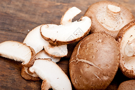 金针菇炒肉蘑菇营养食物药品蔬菜菌类烹饪美食团体木头背景