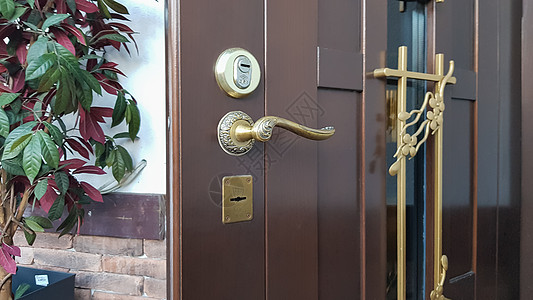 门把手 门锁 入口金属装甲门对着房子半开着 开门 欢迎隐私概念 现代室内设计图片