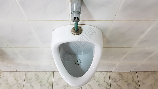 公共厕所 一个瓷器小便池 内脏为男人准备碗细菌男士卫生制品用品排尿壁橱小便卫生间摊位图片