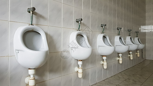 有很多陶瓷小便池的公共厕所 大型公厕 马桶壁挂式便盆 小便池是为男人准备的碗壁橱男性细菌用品洗手间卫生间民众摊位地面男士图片
