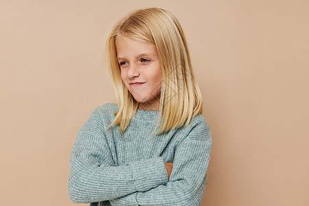 穿着毛衣的漂亮小女孩 孩子生活方式概念很严酷图片