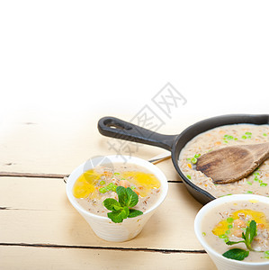 Chickpea和Barley 汤食物薏米乡村午餐盘子蔬菜肉汤美食薄荷桌子图片