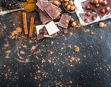 黑桌上的巧克力和香料食物甜点咖啡糖果收藏牛奶奢华宏观美食榛子图片