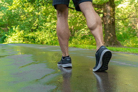 穿着运动鞋的腿特写了运动员在户外公园跑步 在森林周围 橡树绿草年轻持久的运动员跑步自然 生活方式户外训练健康马拉松 公园外 夏日图片