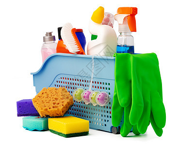 以白色背景隔离的篮子中清洁用品厕所化学品卫生打扫清洁度塑料厨房清洁工刷子配饰图片