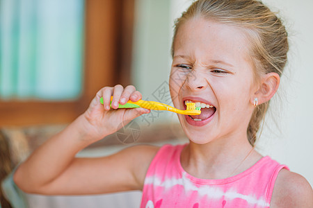 牙科卫生 可爱的笑笑小女孩刷牙 擦牙女孩童年药品喜悦酒店牙膏青年打扫刷子微笑图片