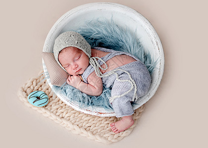在圆摇篮中睡觉的可爱新生儿睡眠休息姿势柔软度幸福女孩压痛男生冒充孩子图片