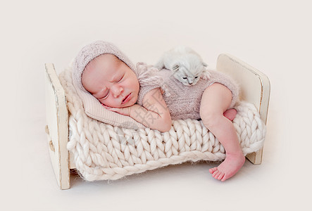 新生儿与小猫睡觉幸福家庭工作室睡眠冒充戏服婴儿宠物小憩男生图片