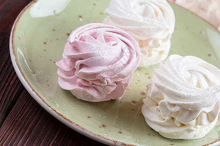 绿色盘上粉红和白蛋白饼干糖果酥皮食物粉色香草糕点面包甜点图片