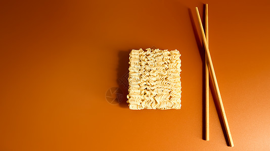 生干方便面用筷子复制空间 亚洲食品 极简主义 意大利面 准备它足以倒入沸水并等待几分钟 粉条 意大利面盘子文化食品营养小麦拉面食图片