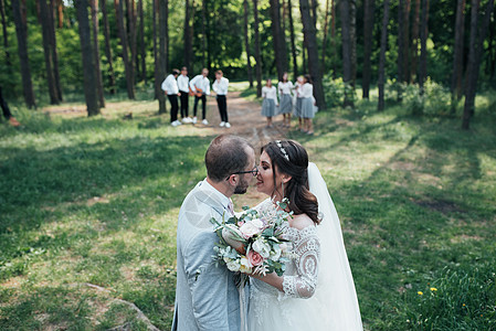 户外婚礼不同地点的婚礼摄影亲吻新娘和新郎婚姻美丽裙子日落女孩旅行拥抱花束男性庆典背景
