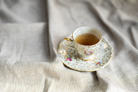 桌上的瓷茶壶和热茶杯 古老的传统陶器 高茶 英语下午茶叶香气时间饮料茶点厨房金子陶瓷液体飞碟用具图片