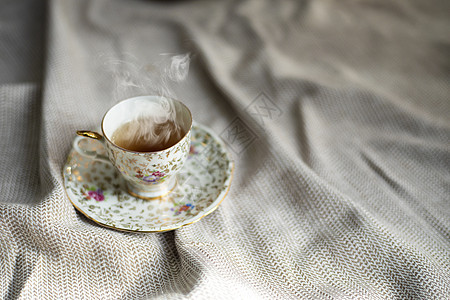 桌上的瓷茶壶和热茶杯 古老的传统陶器 高茶 英语下午茶叶茶碗茶点金子杯子飞碟盘子制品厨房咖啡店用具图片