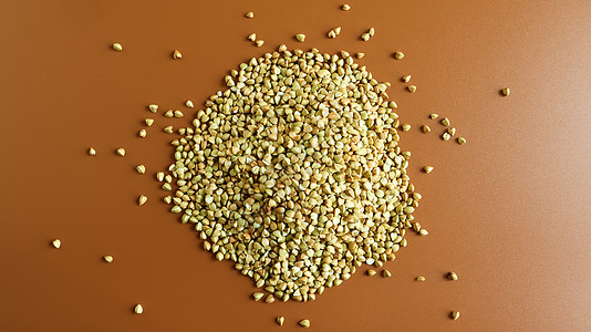 来自生有机绿色荞麦粥 纯素食品的背景 分散的荞麦碎粒的质地 种子呈三角形 有机食品 饮食 减肥 健康饮食的概念食物农业厨房营养内图片
