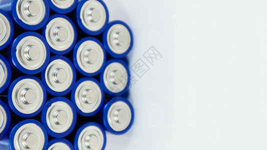 许多在白色背景的 AA 和 AAA 碱性电池 生态回收概念 一次性电池的端子靠在一起 形成美丽的背景 能量源充值蓄电池力量蓝色技图片