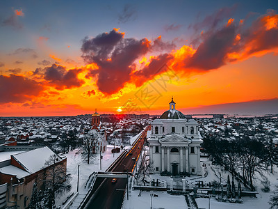 冬季明日夕阳 在雪覆盖的欧洲小城市内大教堂和教堂的空中景象街道日落蓝色建筑学建筑时尚地标正方形景观市中心图片