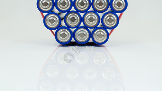 许多在白色背景的 AA 和 AAA 碱性电池 生态回收概念 一次性电池的端子靠在一起 形成美丽的背景 能量源电子产品力量蓝色环境图片
