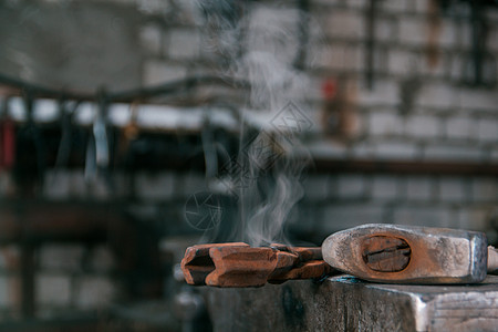 蒸汽从工具中流出 在伪造的铁炉上图片