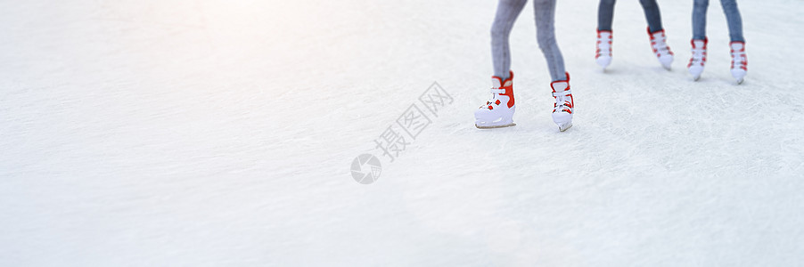 双腿在冰上滑行 带有复制空间的长横幅 人们穿着租来的溜冰鞋去溜冰 冬季运动概念图片