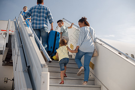 父母的背影 有两个孩子要上飞机 白天登机 准备暑假 日间假期丈夫女儿男性游客微笑女士成人父亲儿子女性妻子高清图片素材