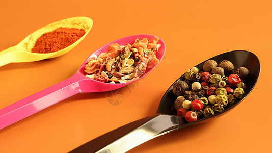棕色背景的塑料勺中的各种调味料 复制空间 胡椒 红熏辣椒和12种蔬菜混合配制美食勺子食物香气种子香料粉末烹饪橙子辣椒图片