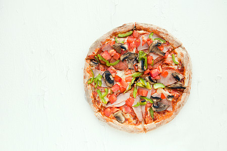 白色桌上意大利披萨的顶端视图 上面有蘑菇 番茄 橄榄和奶酪 请看Prosciutto Capricciosa PIZZA以及装饰图片
